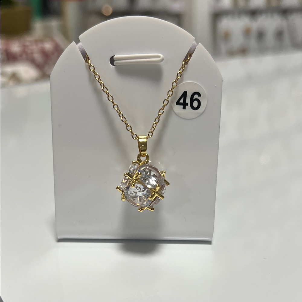 Elegant Gold Necklace with Clear Gemstone